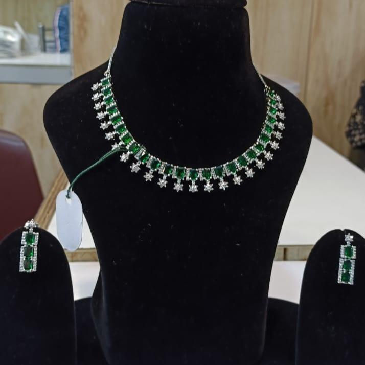 Graceful Emerald Green Necklace Set with Earrings